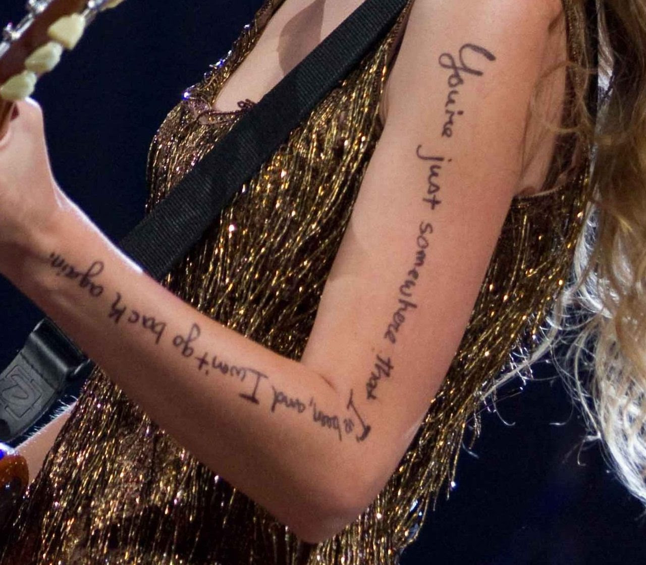 taylor swift writes on her arm