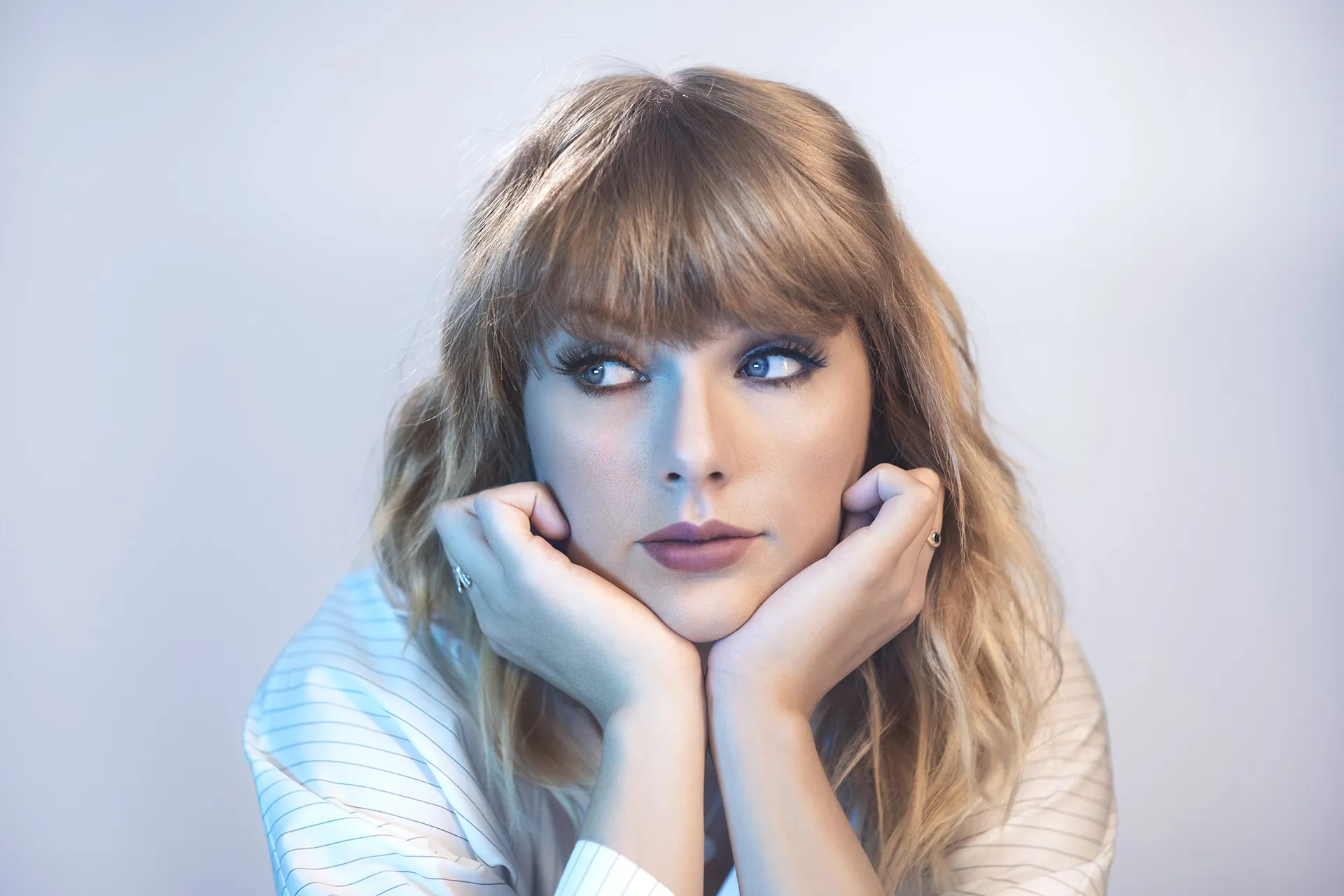 Taylor Swift drew lyrics on her arm during concerts as connection to fans Pop music movie adjacent trivia crossovers